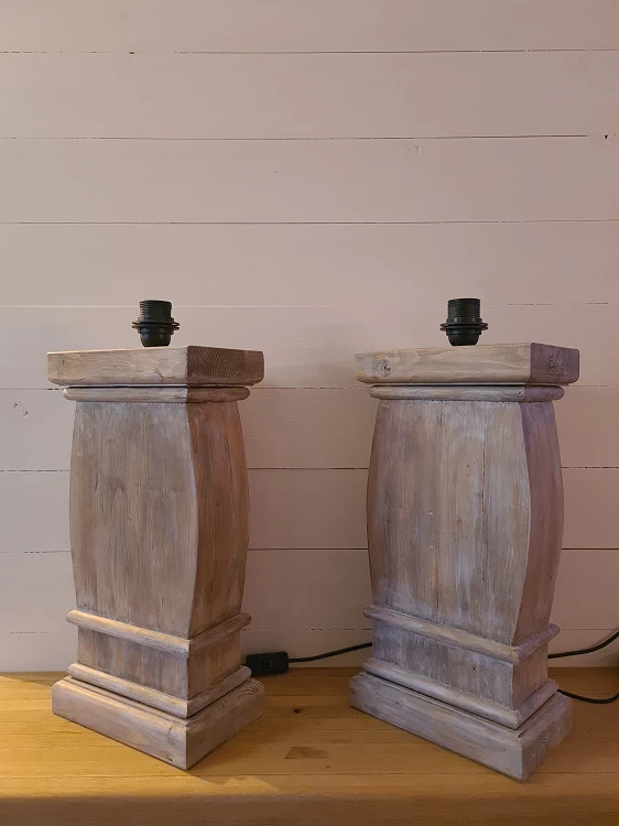 set van twee houten tafellampen